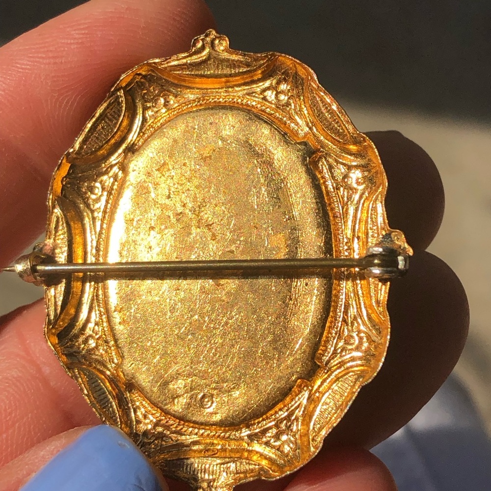 Antique brooch. Hand painted. Gold leaf covered. - Picture 4 of 4